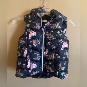 H&M Girls Hooded Puffy Vest featuring a whimsical woodland-inspired print 5T/6